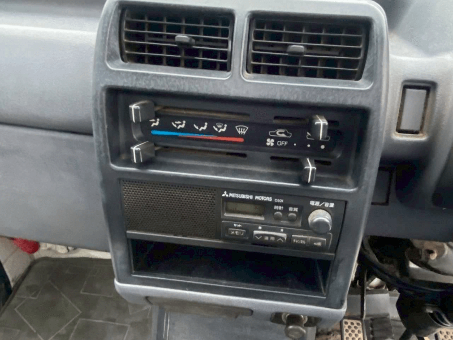 1998 Mitsubishi Minicab JDM car for sale — photo 13 of 25
