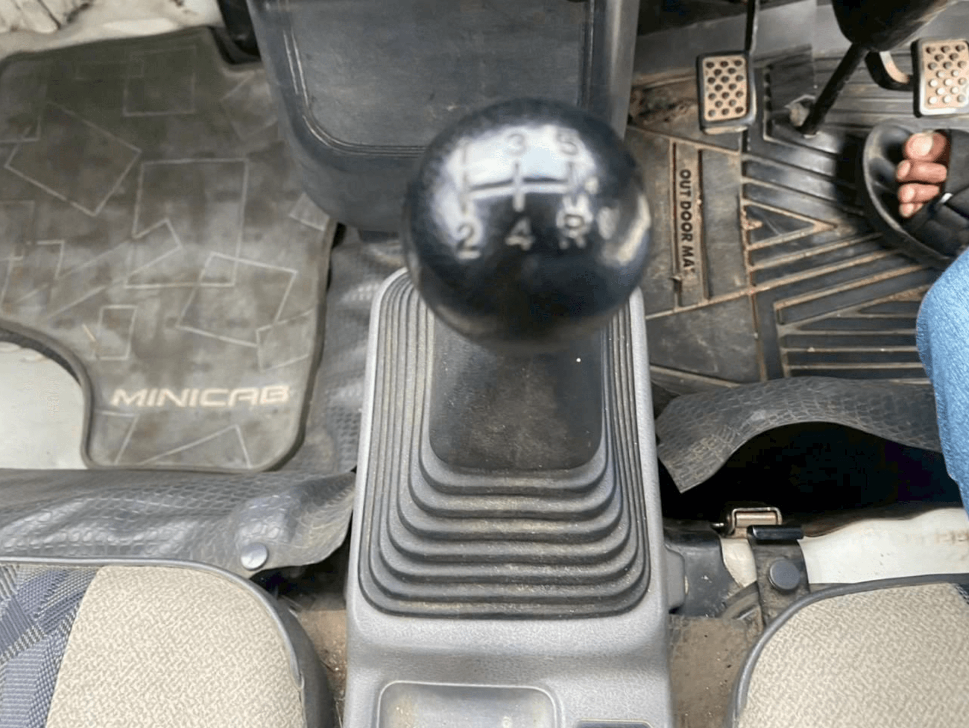 1998 Mitsubishi Minicab JDM car for sale — photo 12 of 25