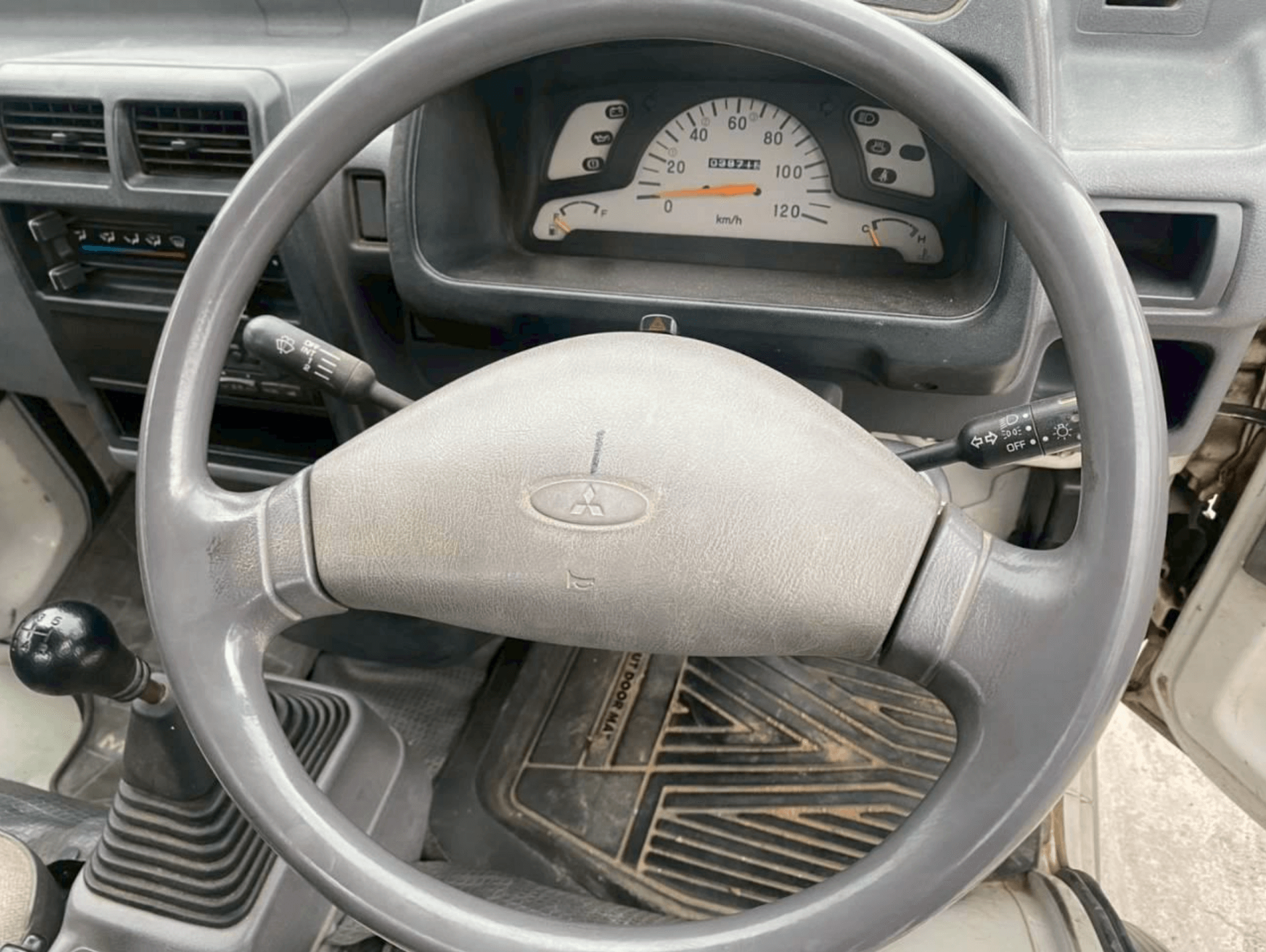 1998 Mitsubishi Minicab JDM car for sale — photo 22 of 25