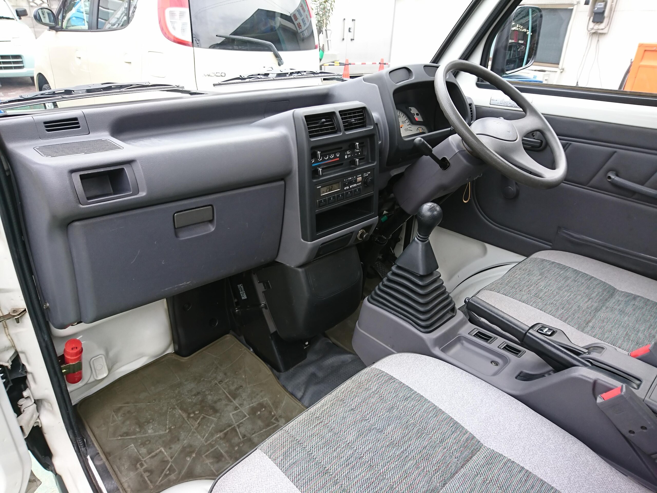 1995 Mitsubishi Minicab JDM car for sale — photo 2 of 25